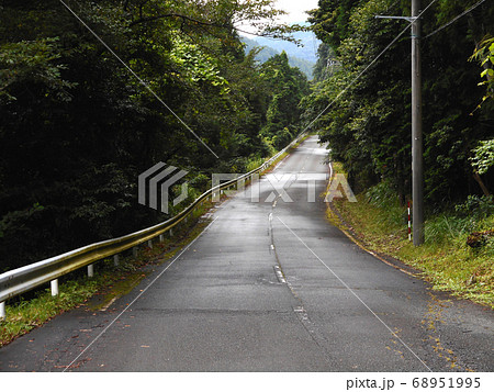 雨上がりの濡れた路面の山道 雨上がりの濡れた路面の山道 68951995