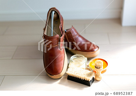 靴の手入れ 68952387