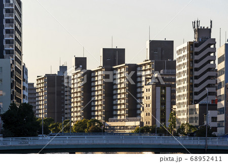 川沿いのマンション群　都市風景　川沿のビル群　イメージ素材 68952411