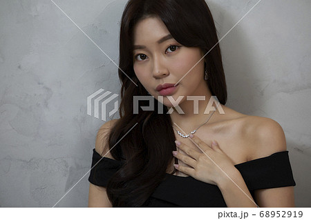 若い女性 女性 女 68952919