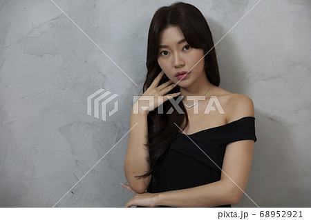 若い女性 女性 女 68952921