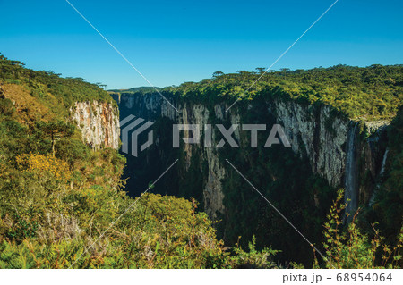 Itaimbezinho Canyon with cliffs and waterfall 68954064