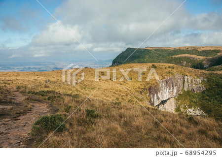Trail going down a cliff in the Fortaleza Canyon 68954295