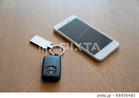 車のキーとスマホ 68956485