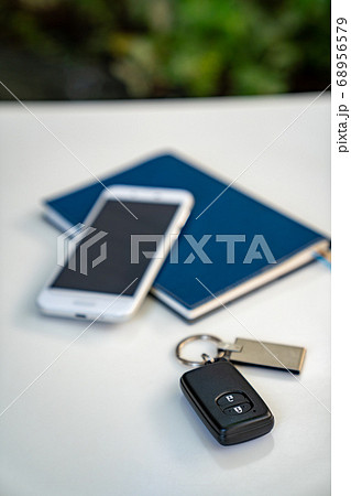 車のキーとスマホとスケジュール帳 68956579