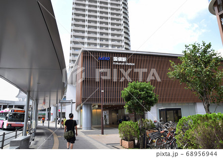 京王電鉄京王線国領駅、駅前風景、バス乗り場 68956944