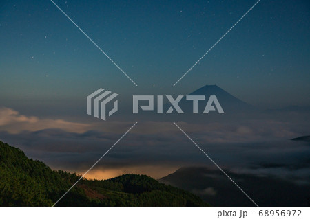 （山梨県）池の茶屋林道から望む、深夜の富士山 68956972