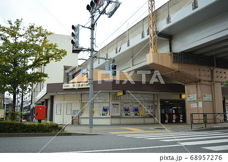 京王電鉄相模原線京王多摩川駅　駅の入口と高架 68957276