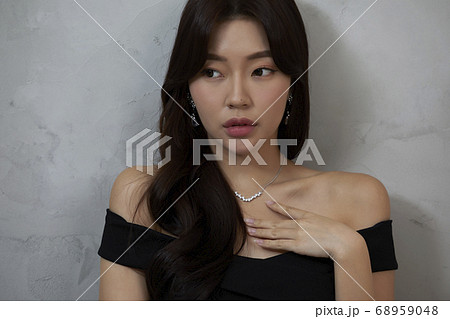 若い女性 女性 女 68959048