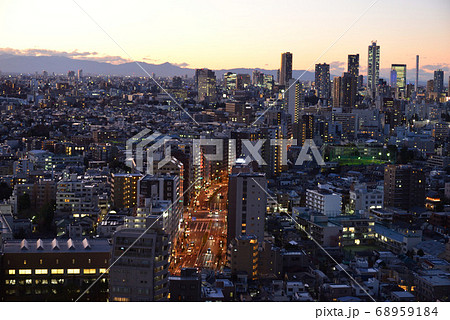文京シビックから見た池袋方面の夕景 68959184