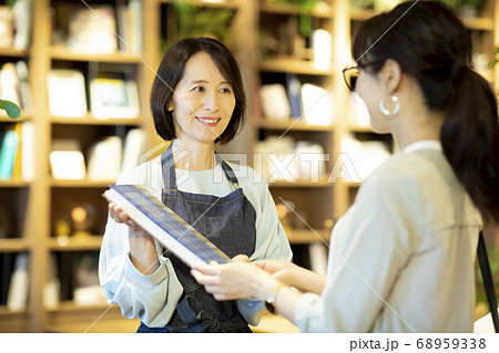 ミドル女性 店員 ミドル女性 店員 68959338