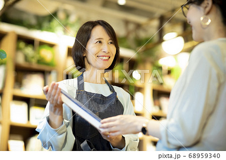 ミドル女性　店員 68959340
