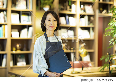 ミドル女性 店員 ミドル女性 店員 68959345