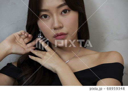 若い女性 女性 女 68959348