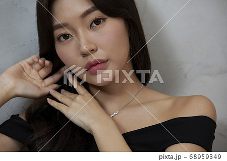 若い女性 女性 女 68959349
