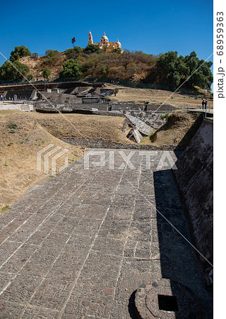 メキシコ　スペイン人の侵略で破壊されたピラミッドの上に建てられたチョルーラのロスレメディオス教会 68959363