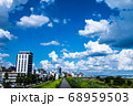 河川敷の土手 雲　飛行機 68959503