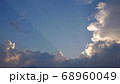 入道雲と飛行機雲 68960049