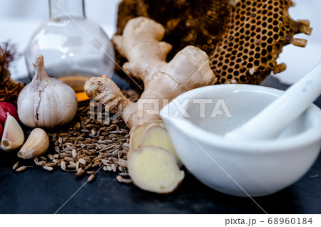 Extraction of ginger and garlic To make herbal medicine Extraction of ginger and garlic To make herbal medicine 68960184