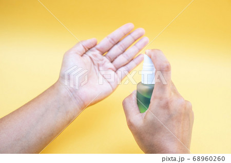 Hand use alcohol spray with yellow background, Hand use alcohol spray with yellow background, 68960260