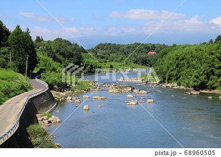 阿武隈川と安達太良山（福島県・二本松市） 68960505