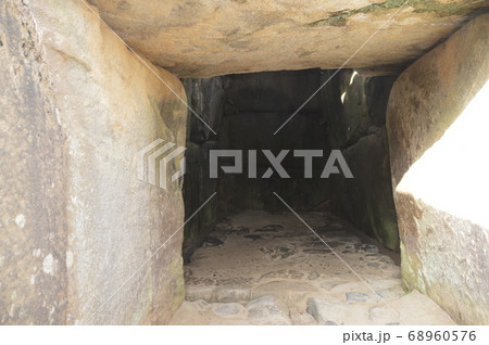 石室内部から天井を見上げる（国営 飛鳥歴史公園･石舞台古墳／奈良県高市郡明日香村島庄） 68960576