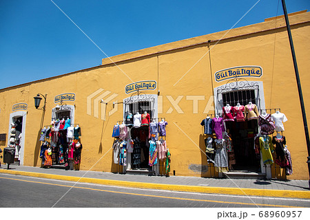 メキシコ　チョルーラの町並み　カラフルな建物の洋服屋さん 68960957