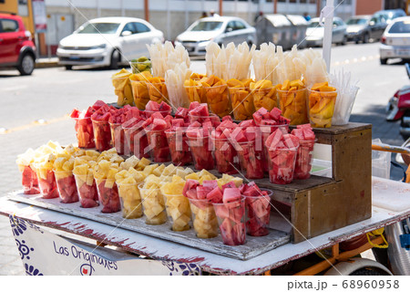 メキシコ　チョルーラの町並み　スイカやマンゴーなどの果物の路上販売 68960958