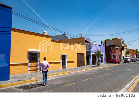 メキシコ チョルーラの町並み カラフルな建物の写真素材