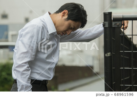 ストレス・疲労・落ち込むビジネスマン 68961596