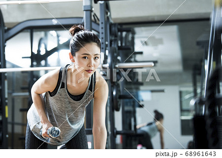 スポーツジム 女性 トレーニングの写真素材