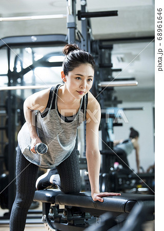 スポーツジム　女性　トレーニング 68961646