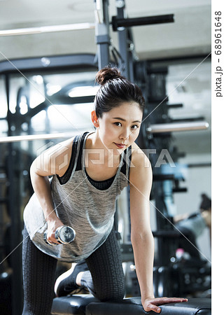 スポーツジム　女性　トレーニング 68961648
