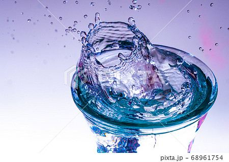 清涼感あふれる水の描く未知の世界の写真素材