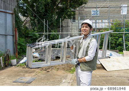 工事現場で働く若い男性作業員 68961946