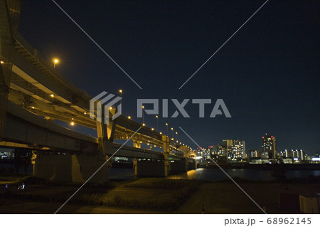 夜の高速道路とビルの夜景 夜の高速道路とビルの夜景 68962145