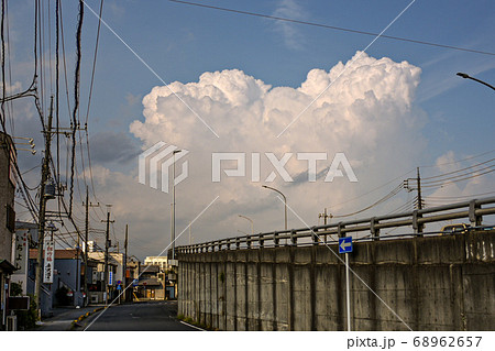夏の青空と昔懐かしい景色の写真素材