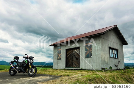ツーリングバイクと納屋のある風景(北海道 美瑛町)の写真素材 ...
