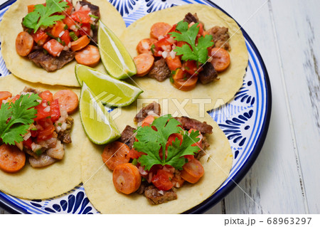 メキシコ料理のタコス メキシコ料理のタコス 68963297