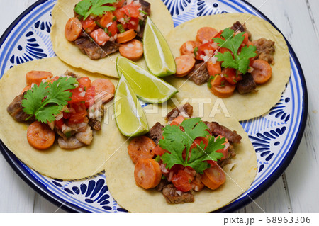 メキシコ料理のタコス 68963306