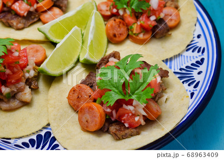 メキシコ料理のタコス メキシコ料理のタコス 68963409