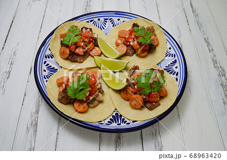 メキシコ料理のタコス メキシコ料理のタコス 68963420
