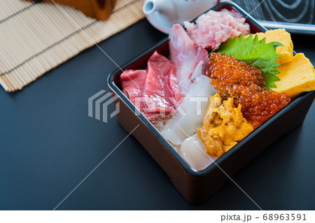 海鮮丼重箱 黒背景イメージ素材 海鮮丼重箱 黒背景イメージ素材 68963591
