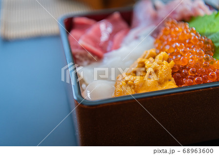海鮮丼重箱 黒背景イメージ素材 海鮮丼重箱 黒背景イメージ素材 68963600