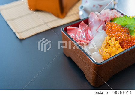 海鮮丼重箱 黒背景イメージ素材 68963614