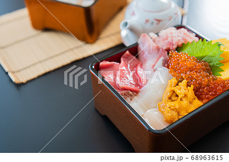 海鮮丼重箱 黒背景イメージ素材 海鮮丼重箱 黒背景イメージ素材 68963615