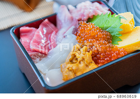 海鮮丼重箱 黒背景イメージ素材 68963619