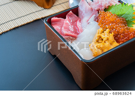 海鮮丼重箱 黒背景イメージ素材 海鮮丼重箱 黒背景イメージ素材 68963624