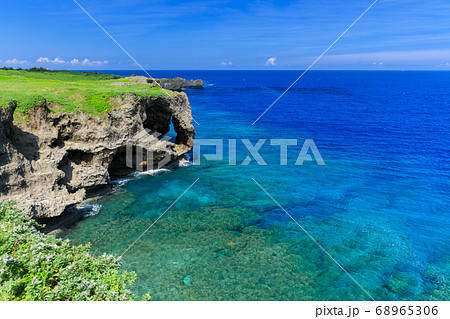 沖縄_真夏の絶景の万座毛 68965306