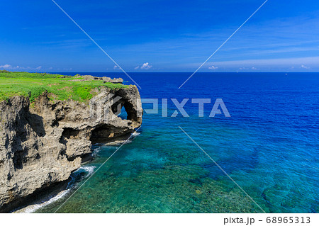 沖縄_真夏の絶景の万座毛 68965313
